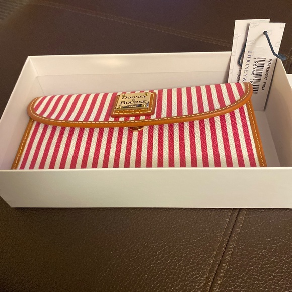 Dooney & Bourke wallet - Picture 1 of 3